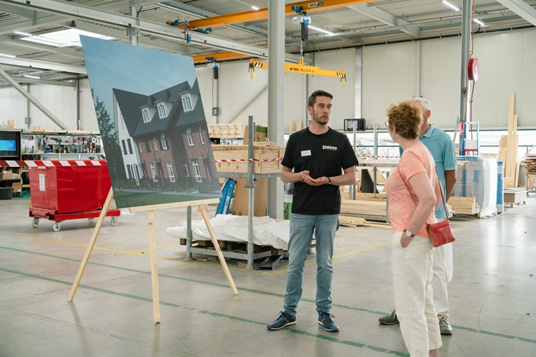 Collega Marcel Ab vertelt bezoekers over het werk van Emergo Prefab