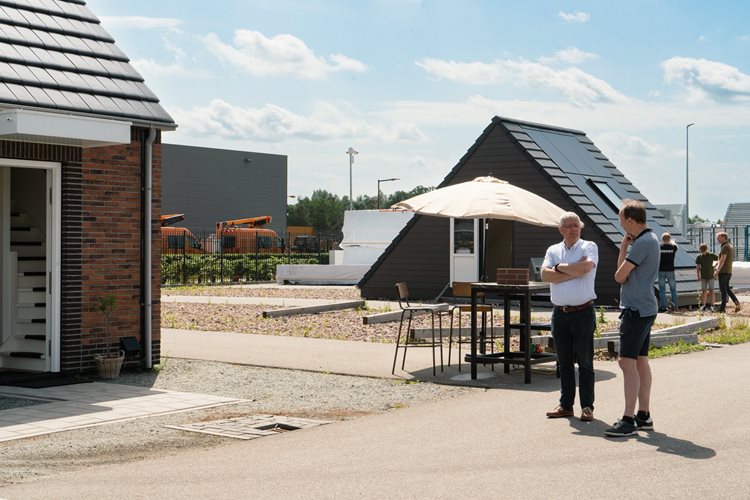 Koos Wessels vertelt op de Open Bedrijven Dag een bezoeker over ons Prefab Modulaire woningconcept.