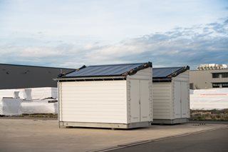 Nieuwe innovaties uit de Emergo-fabriek: het energiedak en de energieberging