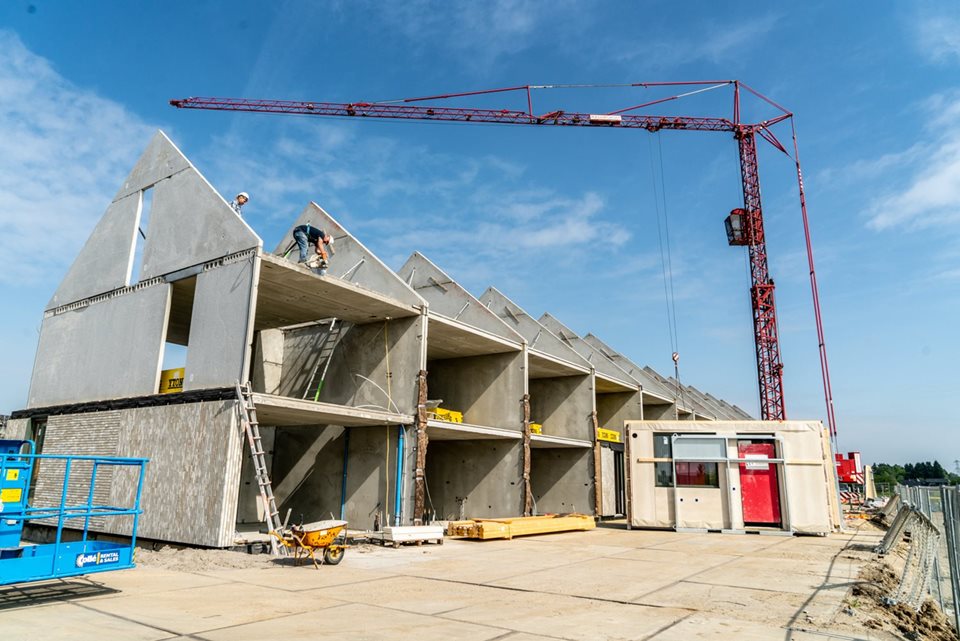 Het betonnen casco wordt voorbereid