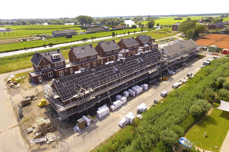 Emergo klaar met montage van prefab daken in Nedervecht
