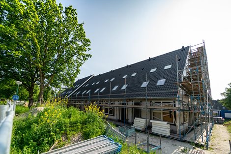 Foto van woningen in Leusden met prefab daken van Emergo inclusief dakramen