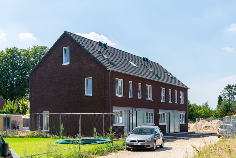 Woningen in Doetinchem met prefab dak en dakramen van Emergo