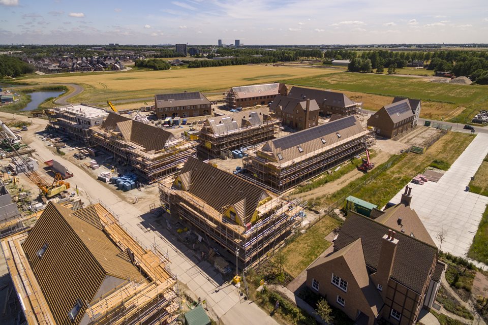 Montage van prefab daken in Tudor Park