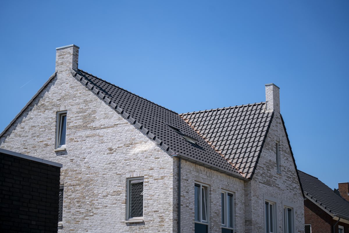 Woning met grijze gevel en een prefab dak van Emergo