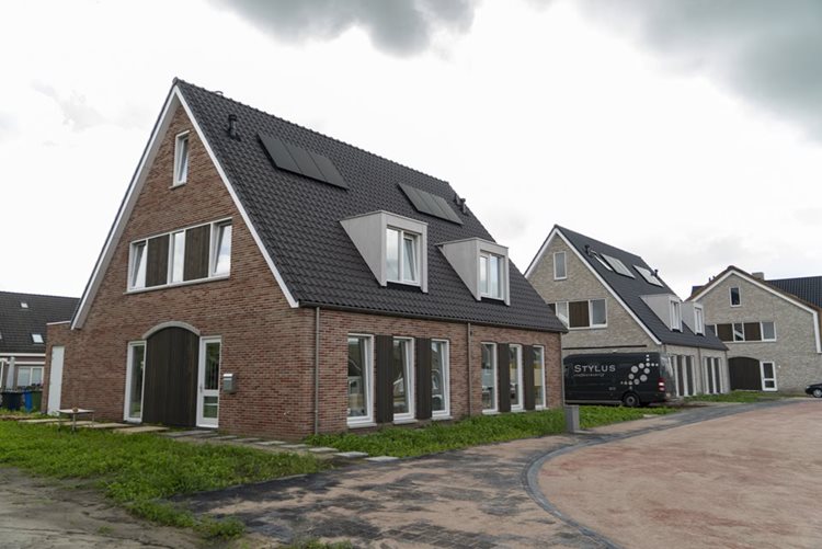 Prefab daken met dakkappellen in Zwartebroek door Emergo