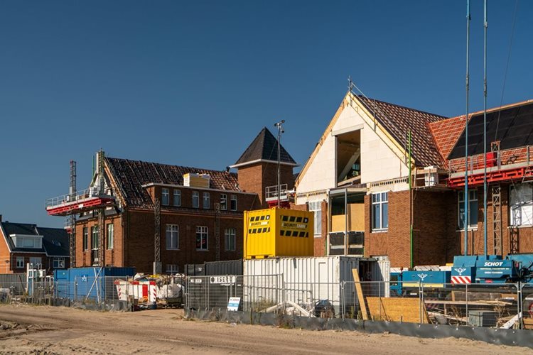 Assemblage van de prefab componenten in het unieke dak van de Brede School in Weespersluis