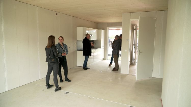 Nieuwe bewoners bezoeken de nieuwe Premodu woningen van Emergo Prefab
