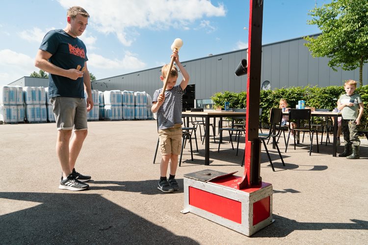 Eén van de kinderen doet mee aan het spel de Kop van jut op de Open Bedrijven Dag 2022