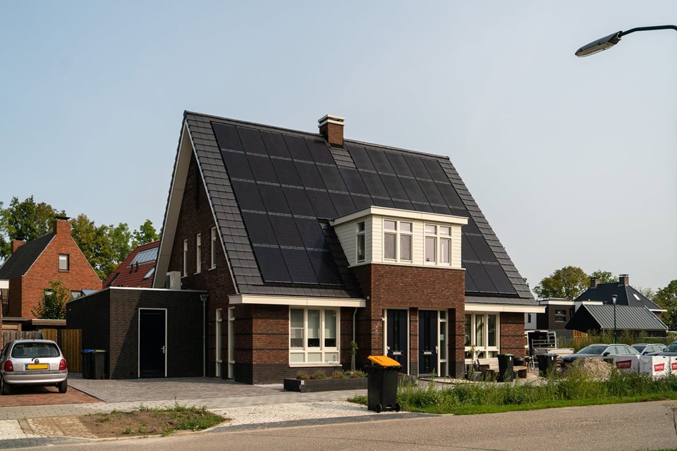 Twee-onder-een-kap woning in Cothen met dak en dakkapel van Emergo Prefab