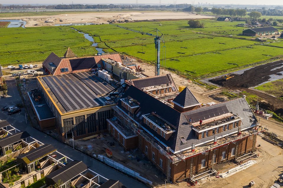 Unieke dakconstructie voor Brede School Weespersluis