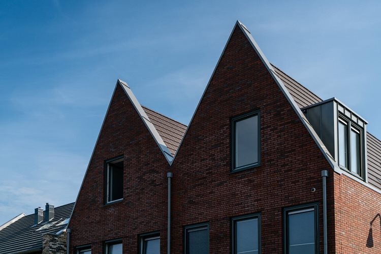 Prefab-dak-aansluiting-met-dakopstand-met-aluminium-muurafdekker