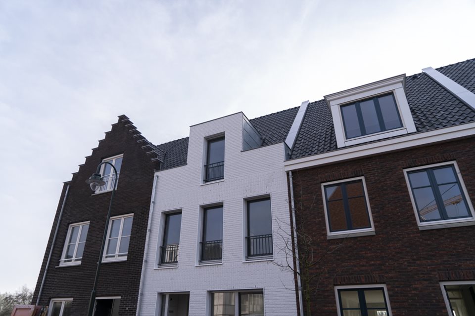 Nieuwbouw woningen met prefab daken en dakkapellen in Roelofsarendsveen
