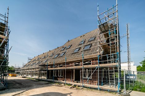 foto van prefab dak in Leusden met dakraam en schoorsteen geproduceerd door Emergo prefab