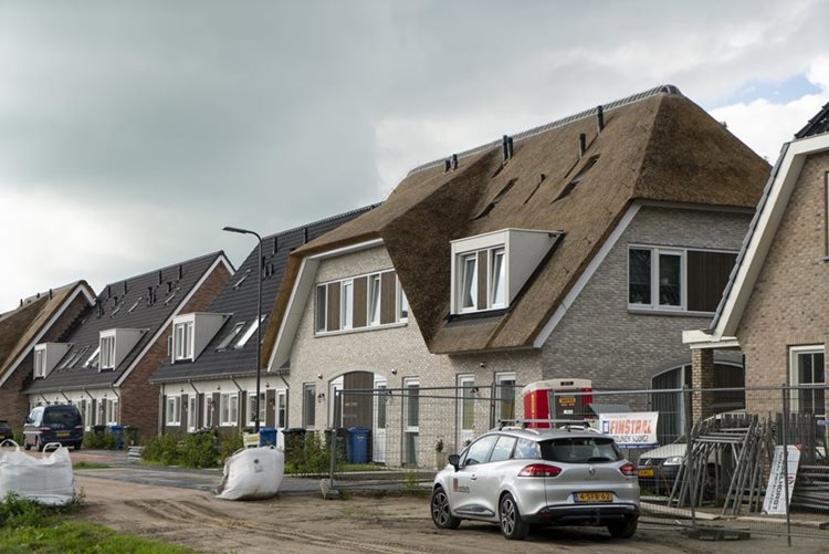 Prefab daken met afwisselende dakbedekking in Zwartebroek