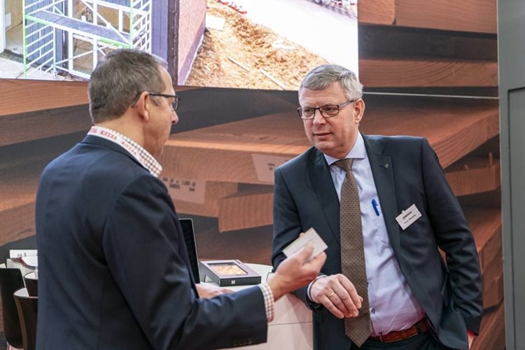 Koos Wessels in gesprek tijdens de bouwbeurs van 2019