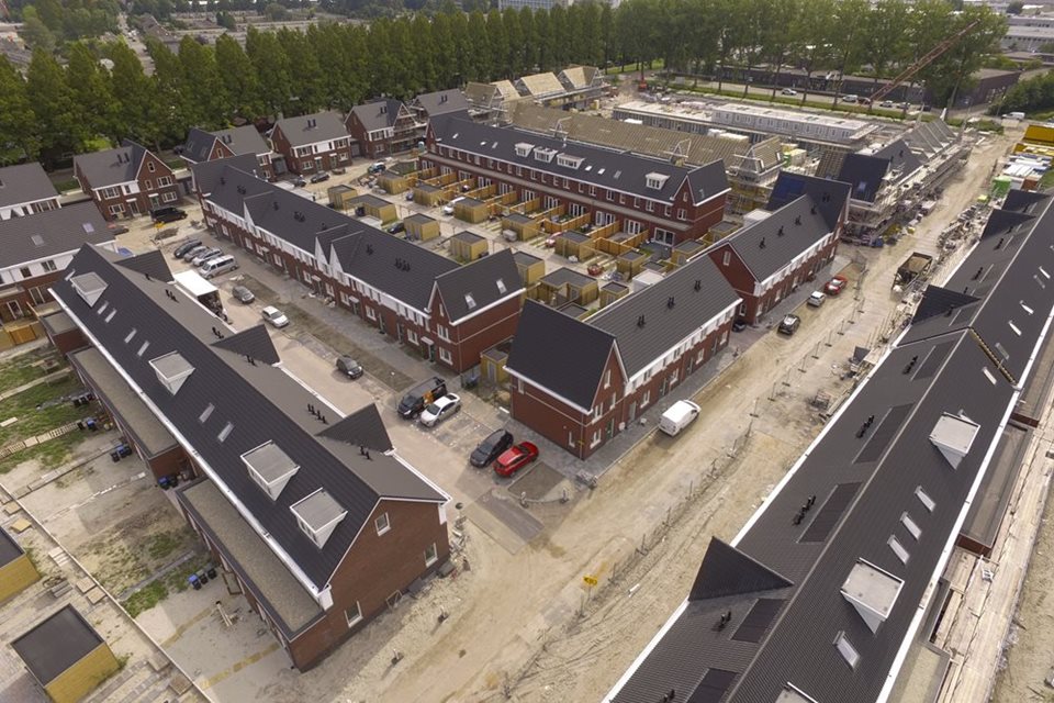 Prefab daken voor rijwoningen in Weesp