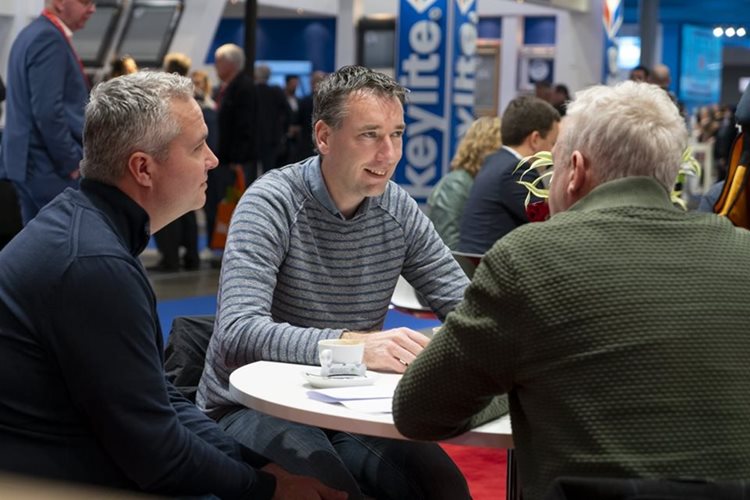 Johan Rozendom in gesprek tijdens de bouwbeurs van 2019