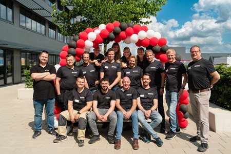 Groepsfoto medewerkers en collega's Emergo tijdens de Open Bedrijven Dag op het XL businesspark in Almelo