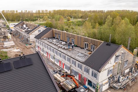 De prefab dakelementen worden geplaatst in Almere De Stripmaker.