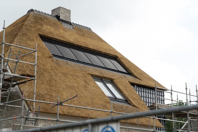 Prefab rieten dak in Zwartebroek door Emergo prefab