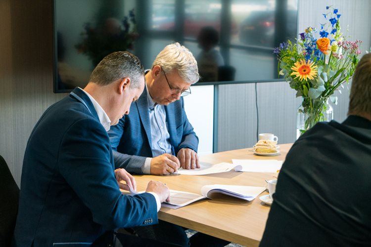 Koos Wessels (directeur Emergo) en Stefan van Duijnhoven (Klokgroep)