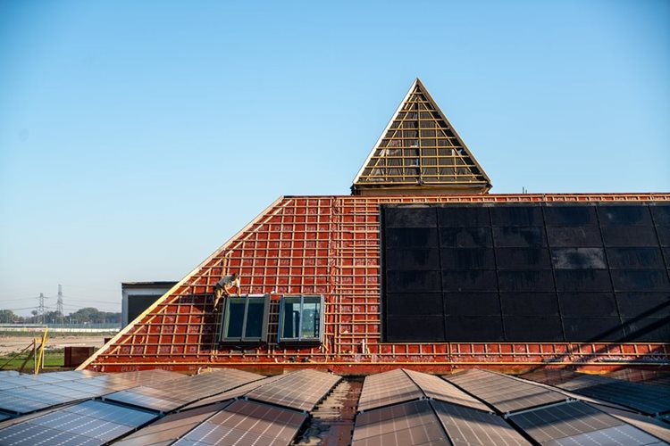 De montage van 2 dakramen op het prefab dak geproduceerd door Emergo Prefab 