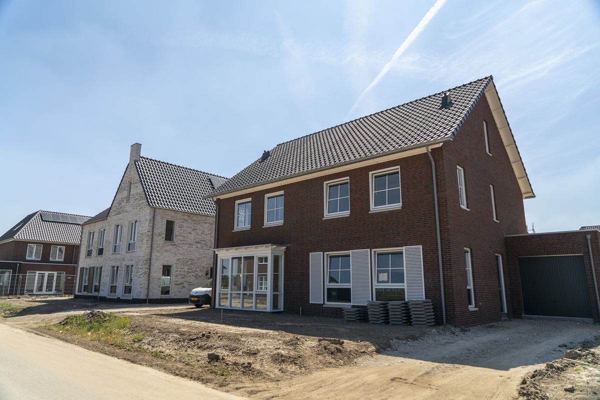 Prefab daken van Emergo in Haaften