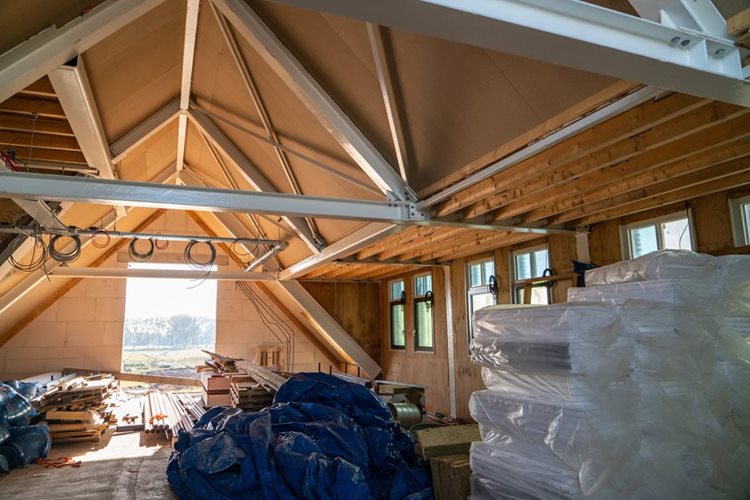 Binnenkant van het prefab dak met prefab dakkapel van de Brede School