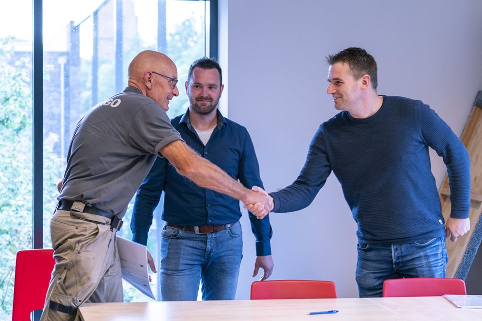 Jesse Versluijs feliciteert collega