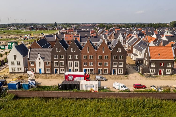 Nieuwbouwwoningen in Geldermalsen met prefab dak van Emergo Prefab