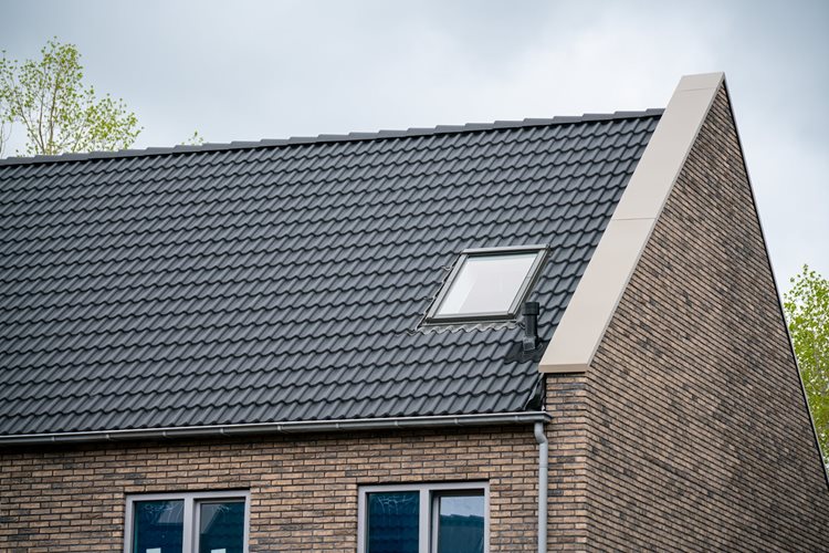 Foto van dak in Almere met prefab schoorsteen en dakraam en prefab wanden.