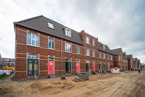 Foto van ooghoogte van aantal rijtjeswoningen in Noordwijkerhout in den Houte inclusief prefab dak