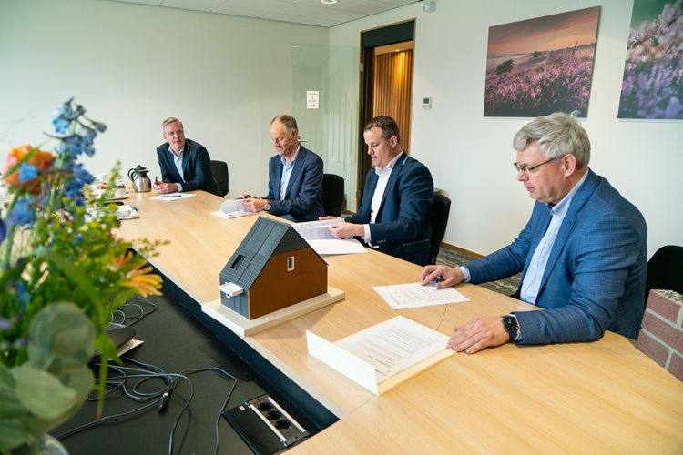 Van links naar rechts: Hendrik-Jan Weggeman (Directeur Emergo), Eugene Janssen (Directeur-bestuurder Oosterpoort), Stefan van Duijnhoven (Directeur KlokGroep Wonen), Koos Wessels (Directeur Emergo)