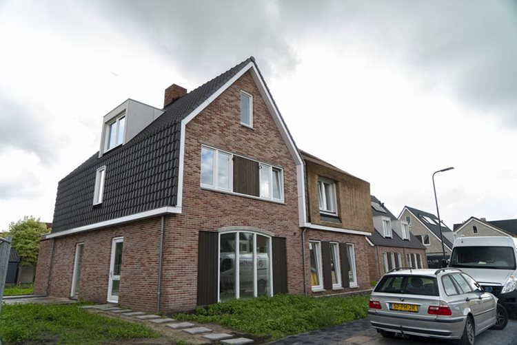 Prefab dak met afwisselende dakbedekking en dakraam