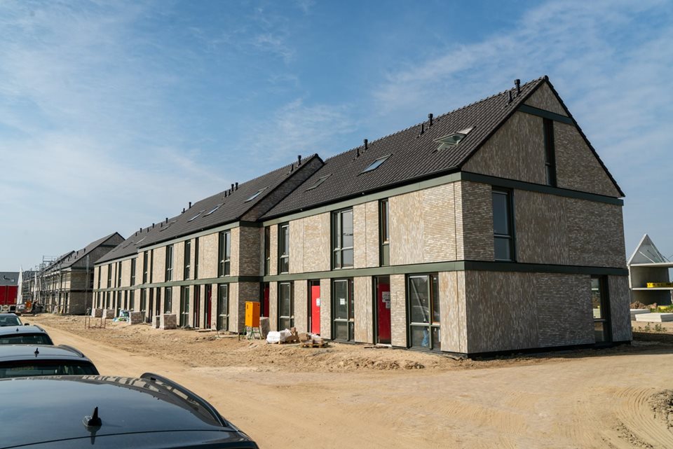 Elegante woningen met prefab gevels voorzien van minerale steenstrips