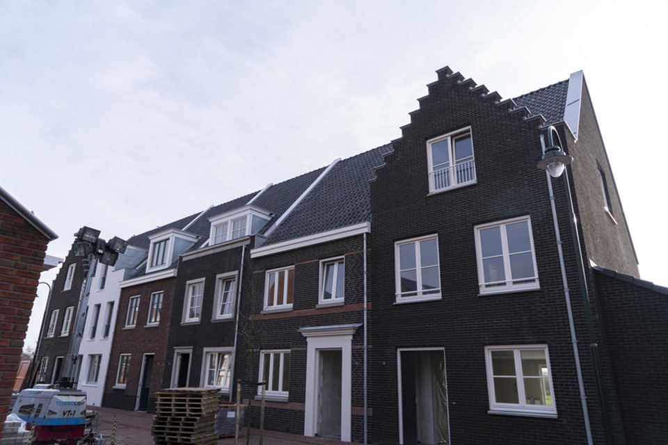 Woningen in Roelofarendsveen met prefab daken en dakkapellen van Emergo
