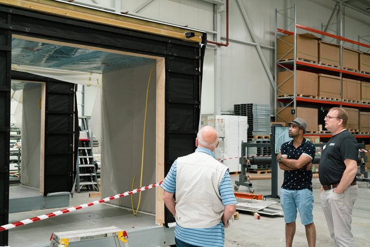 Andre van Dijk en bezoekers bekijken onze Prefab Woonmodules van dichtbij