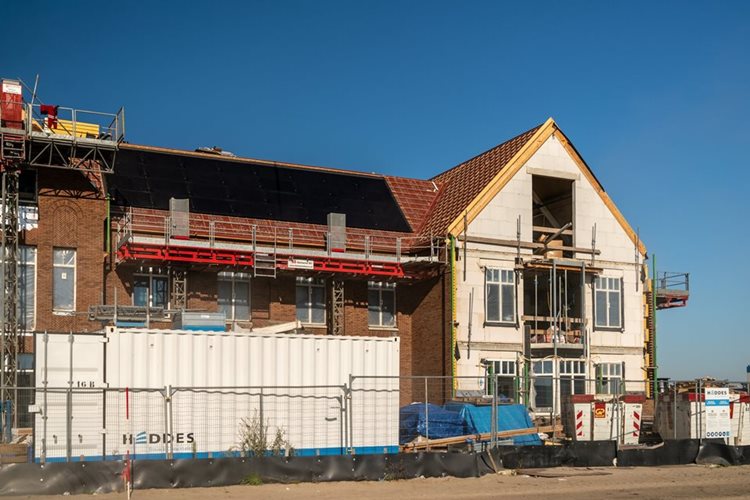 Het unieke prefab dakconstructie met zonnepanelen in Brede School in Weespersluis