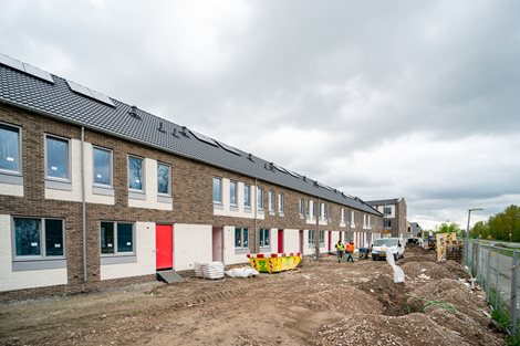 Foto van duurzame woningen inclusief zonnepanelen en prefab dak elementen.