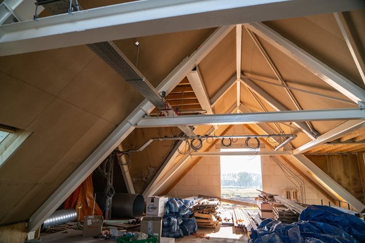 Stalen dak ondersteuning in het Prefab dak van de Brede School