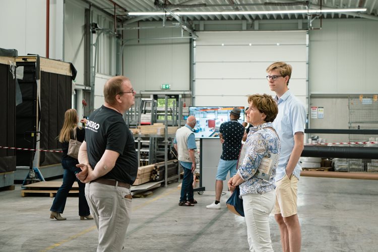 Andre van Dijk laat bezoekers onze prefab module bouw productie straat zien