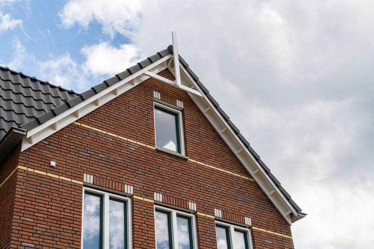 Vooraanzicht van rijtjeswoningen in Noordwijkerhout met fraai dak inclusief dakkapellen