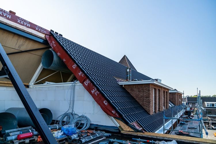 Montage van het fraaie prefab dak inclusief prefab dakkapellen van de Brede School