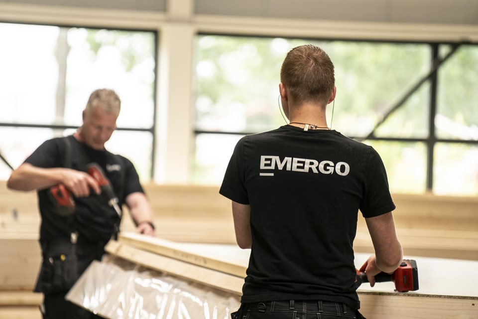 Productie personeel Emergo prefab aan het afwerken van een element