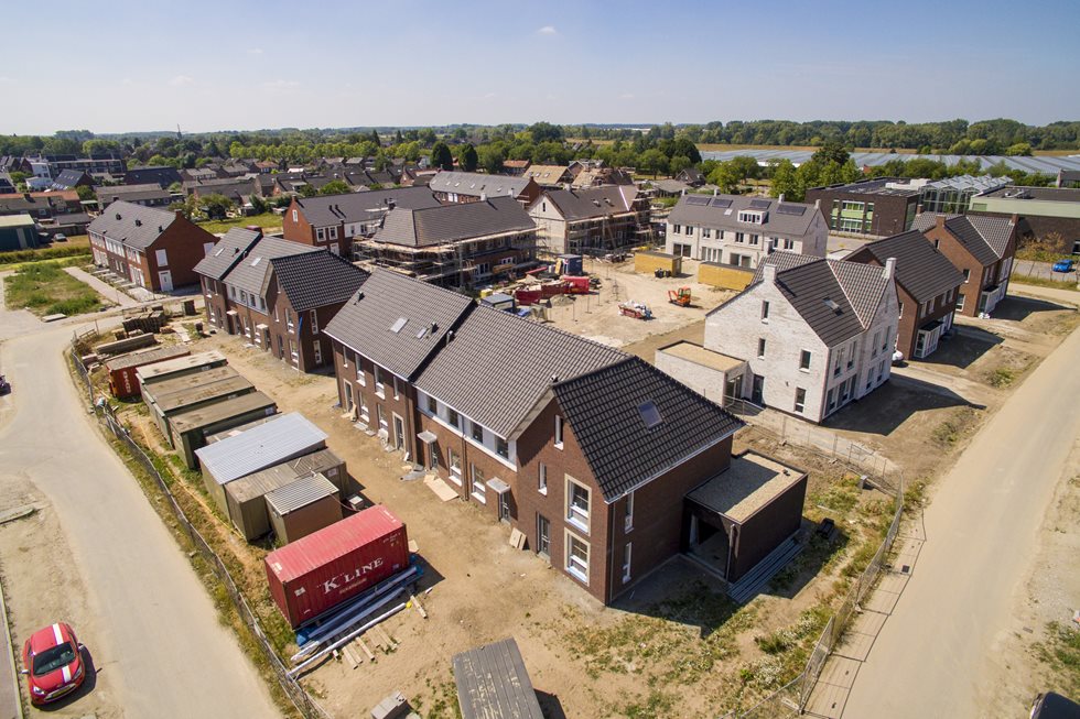 Prefab dak elementen voor 31 woningen in Haaften