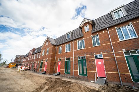 Fraaie woningen met moeilijke prefab daken voor het project Noordwijkerhout