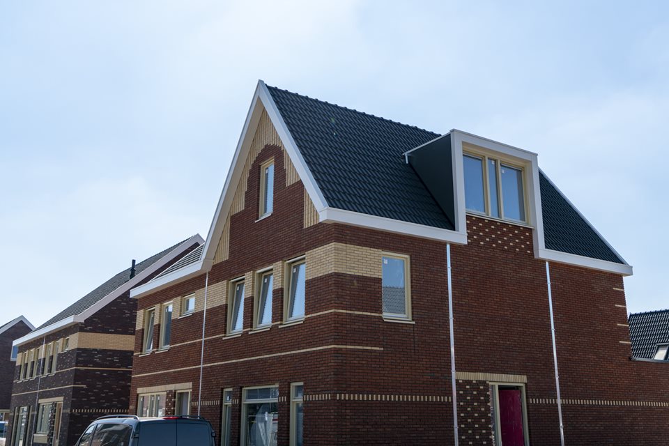 Fraaie woningen in Veenrijk met prefab daken en dakkapellen