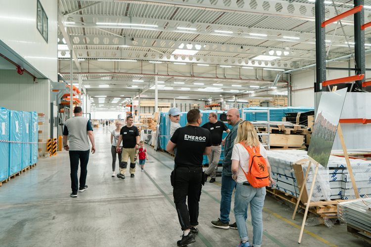 Een goed gevulde fabriek tijdens de Open bedrijven dag bij Emergo Prefab in Almelo