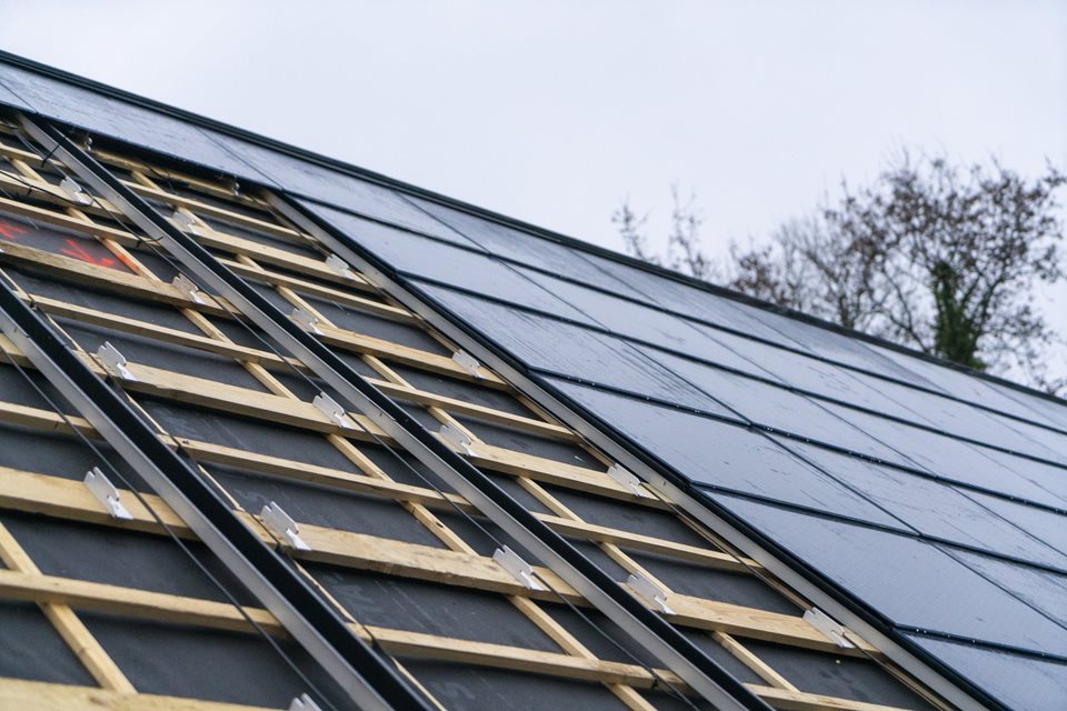 Op de bouwplaats hoeven de PV-panelen alleen nog als  dakpannen gelegd te worden.